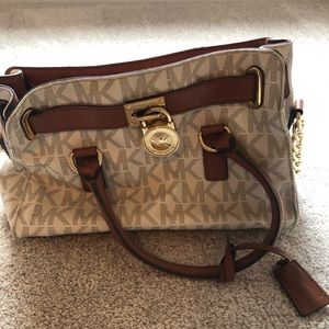 Like new MK purse! In incredible condition!!